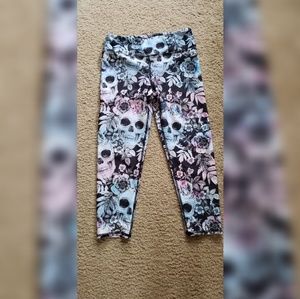 Capri yoga pants sz M skulls and flowers